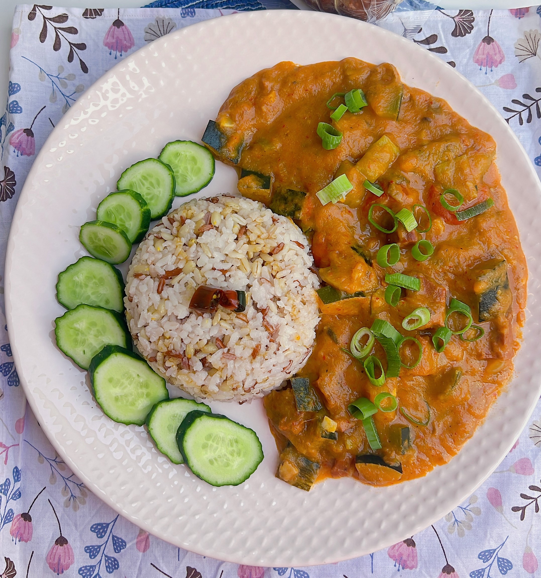 Veganské thajské červené kari s VG Team Salami